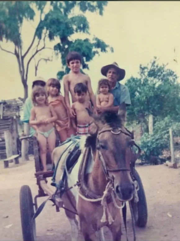 Rafael criança com a família em uma carroça no campo