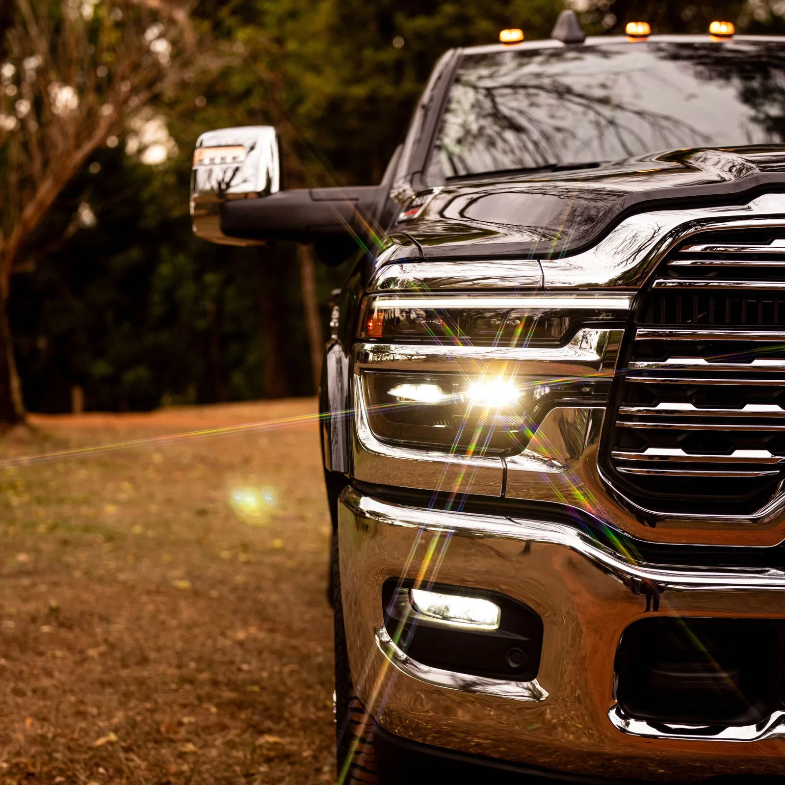 Farol cromado da RAM 3500 Laramie aceso