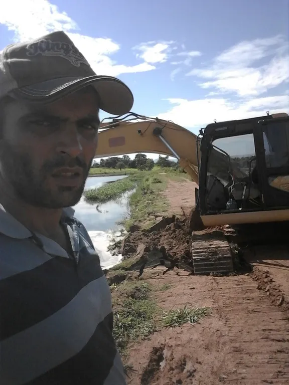 Rafael trabalhando com máquinas pesadas